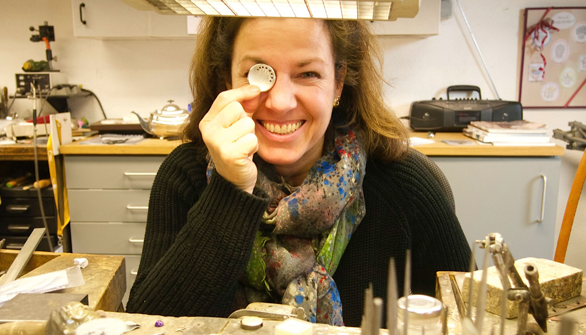 Eigene Kreationen - Goldschmiedin Iris Häntschke bei der Arbeit