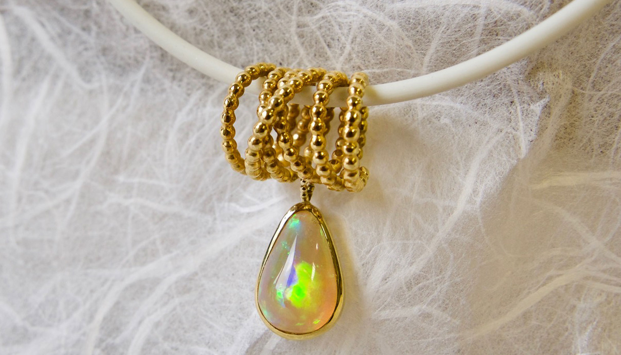 Filo Perlato mit Opal