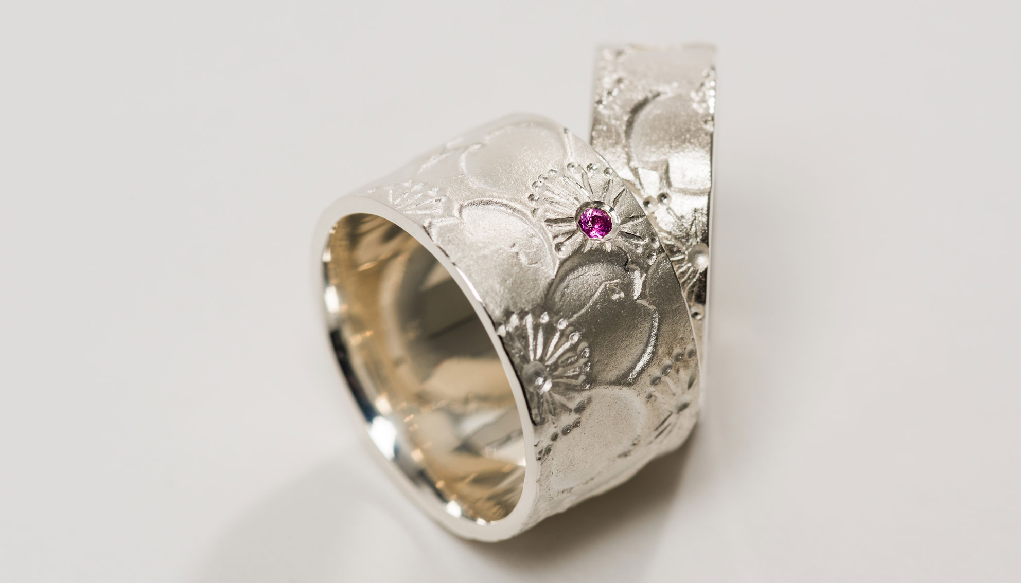 Kirschblütenkollektion - Ring (Silber) mit gewalzten Blüten mit Pink Saphir