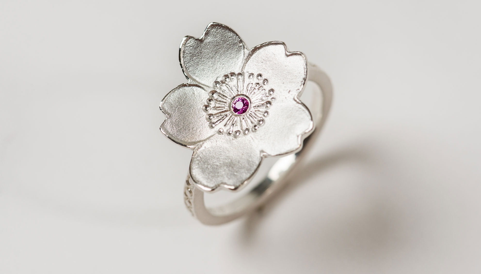 Kirschblütenkollektion - Ring (Silber) mit Einzelblüte mit Pink Saphir