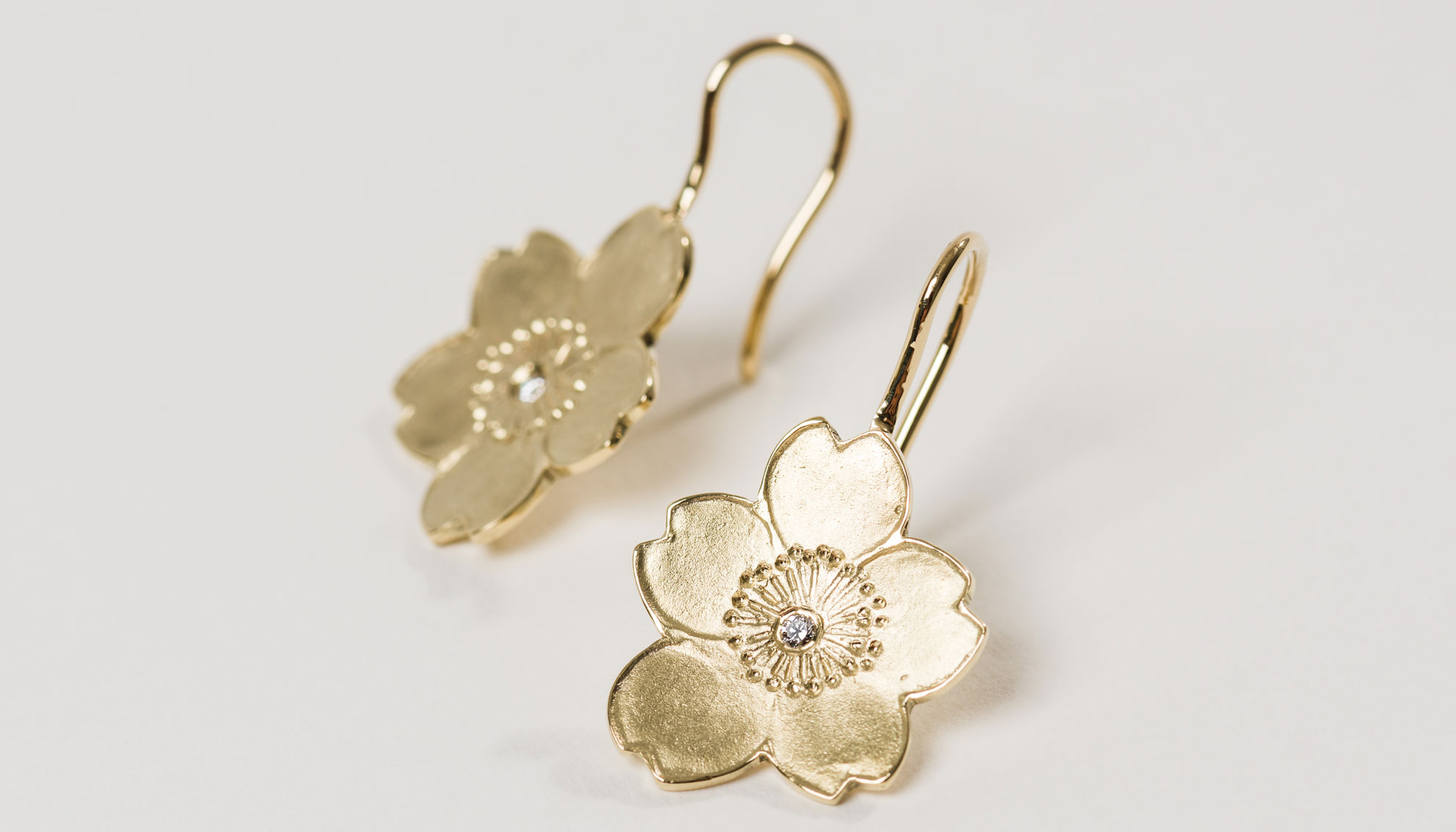 B Blossom Ohrringe aus Gold und mit Diamanten besetzt