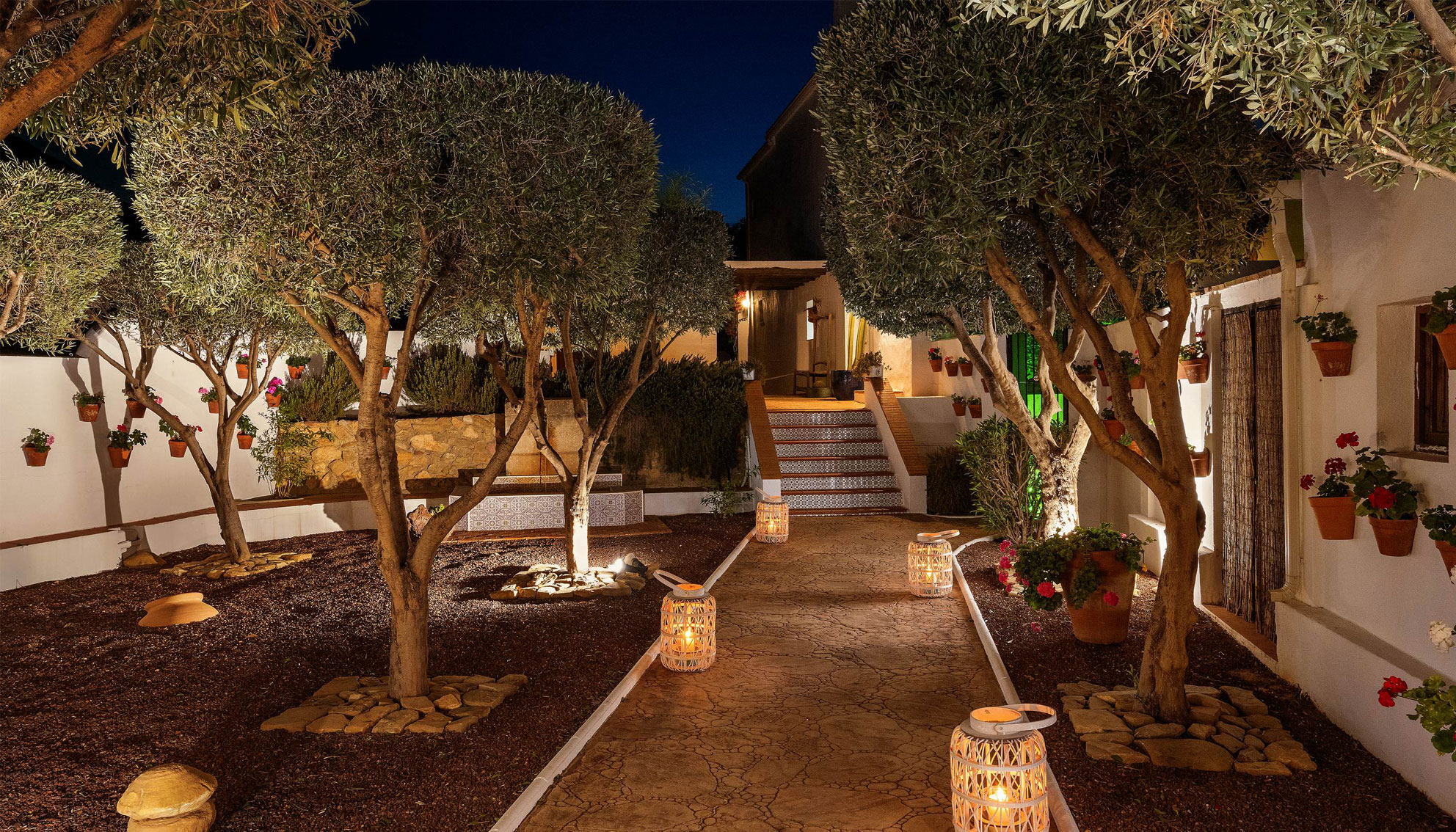 Geranienpatio im Cortijo el Sarmiento bei Nacht